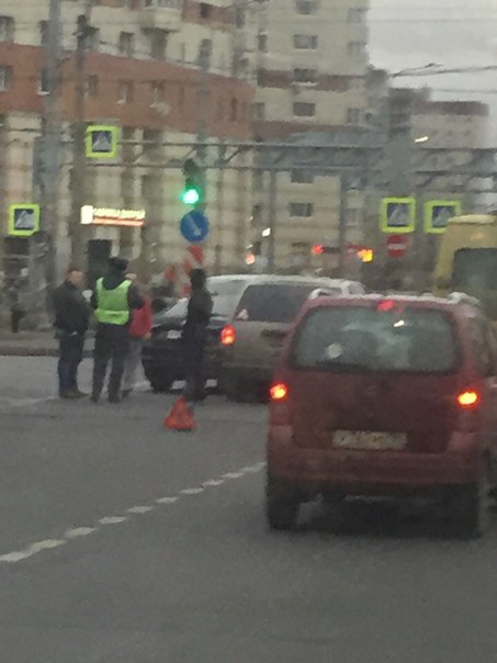 Авария около станции метро Комендантский проспект машины врезались на трамвайных путях, все трамваи ...