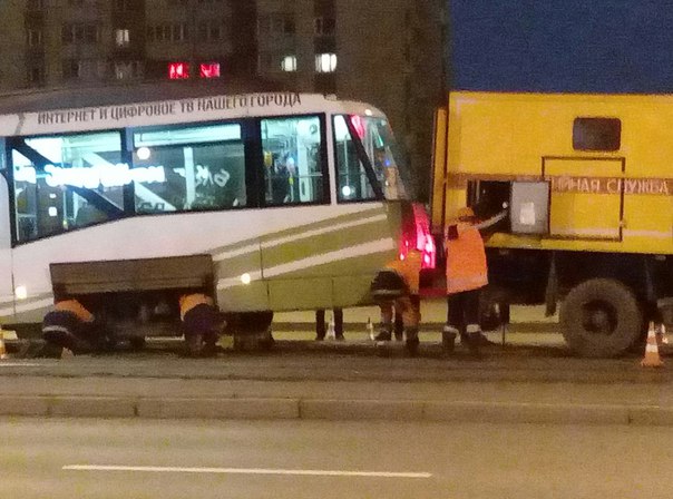 Трамваи, идущие по Бухарестской в сторону метро Международная, встали.