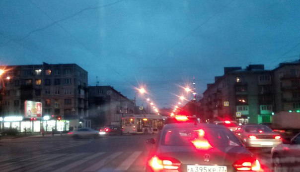 Перекресток Ланского ш. и Новосибирской в сторону Торжковской троллейбус кого-то прижал. Очень мешаю...