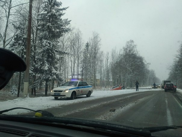 Зеленогорское шоссе, в Репино. ГИБДД на месте. Полоса в направлении Санкт-Петербурга перекрыта упавш...