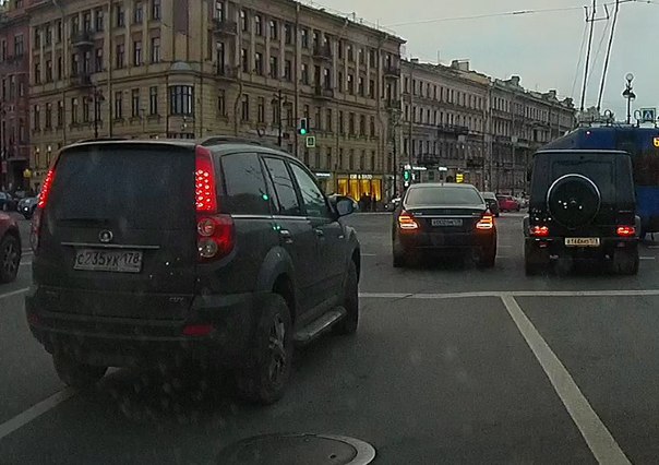 На пл. Восстания, на перекрестке Лиговского и Невского, Great Wall Hover притер Mercedes S350. стоят...