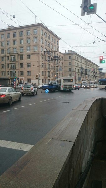 На перекрестке Бабушкина и Ивановской Газель въехала в автобус, объезд по правому ряду, в сторону Му...