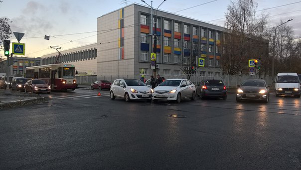 ДТП двух дамочек на белых автомобилях на перекрестке улицы Жукова и Феодосийской. Трамвайная пробка...
