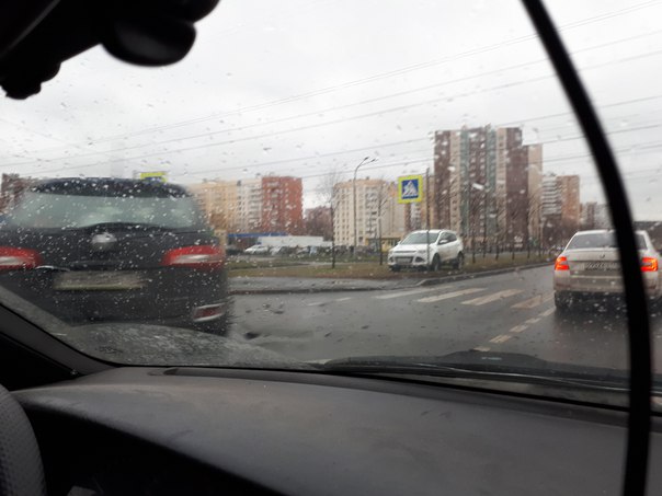 Renault Колеос и Ford Куга столкнулись на перекрестке Брестского и Маршала Захарова. . По моему оба вод...