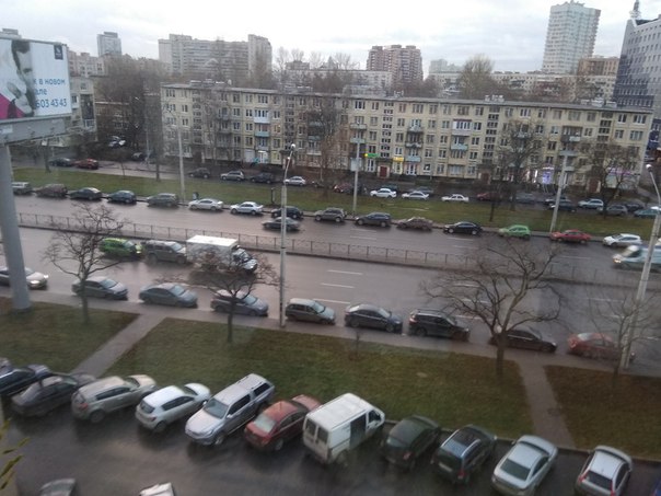На Ленинском в сторону площади конституции паровоз из трёх машин. Пробки нет как и ДПС.