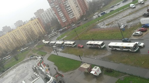 У перекрестка Товарищеского и Чудновского автобусная пробка: на выезде с территории дома ДТП, все 11...