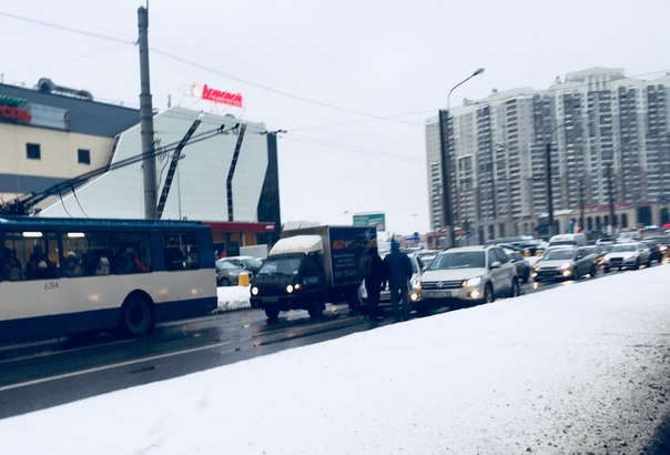 В рамках подготовки к предновогодним пробкам у «Карусели» на Коломяжском проспекте Suzuki перестроил...