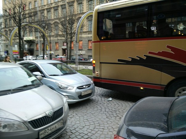На Большой Конюшенной автобус лишил зеркала Hyundai, стоявший вторым рядом на аварийке. Движение в ст...
