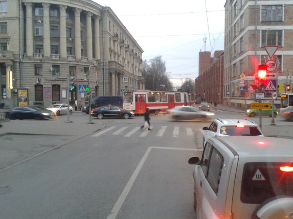 Перекресток Большого Сампсониевского и 1-го Муринского. Девушка на WV притерлась к трамваю. Проезд з...