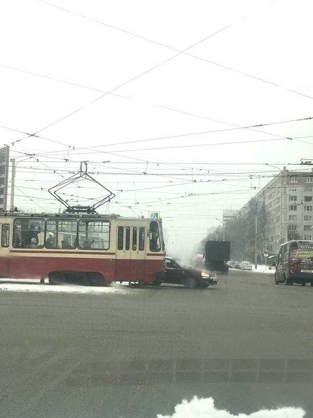 На перекрёстке Культуры и Луначарского трамвай сошёл с рельсов