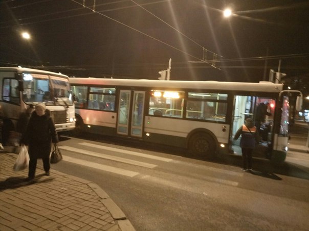 На Стачек,в сторону метро Автово на перекрестке с ул. Зенитчиков стоят два автобуса на правом и сред...
