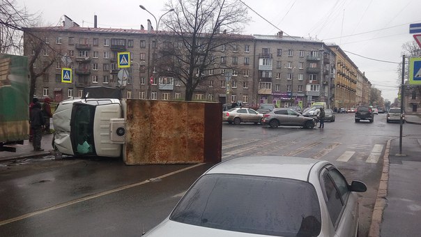 Перекресток улиц Курляндская и Циолковского.