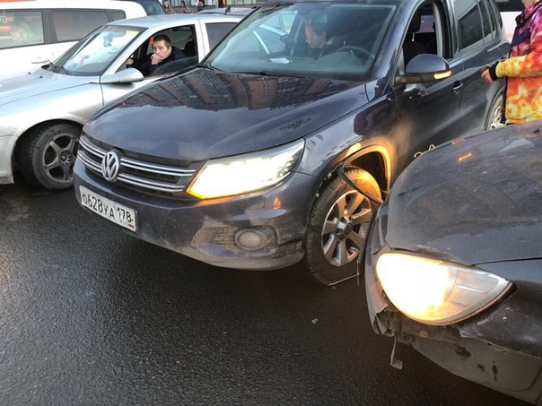 В Оккервиле , на перекрестке Ленинградской и Областной улиц Hyundai и Volkswagen встали и собирают бо...