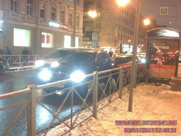 Праздник к нам приходит! И пример высшего пилотажа от БМВ и Chevrolet на остановке Курская улица, пере...