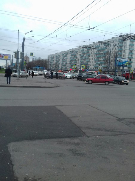 ДТП произошло прямо на перекрестке Дыбенко и Большевиков. Намечается пробка