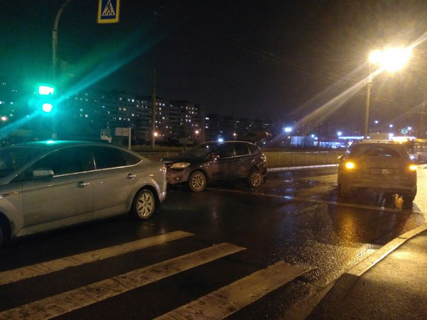 4 машины побились на улице Коммуны, перед поворотом на Ленскую,