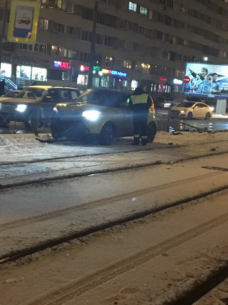 Пробил ограждение возле метро Приморская