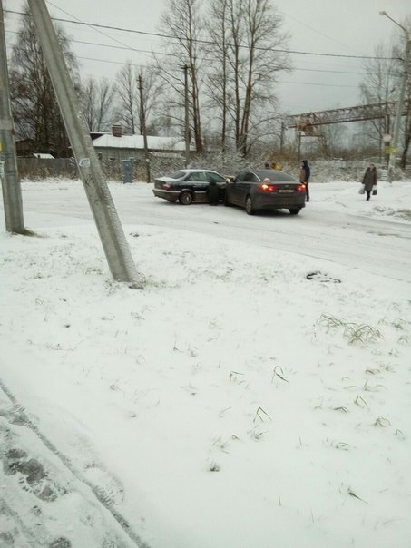 На Бобыльской дороге в Петергофе столкнулись BMW и KIA