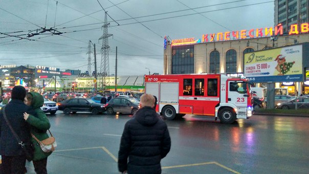 Пожарные приехали устранять последствия ДТП на Коломяжском проспекте 15к2