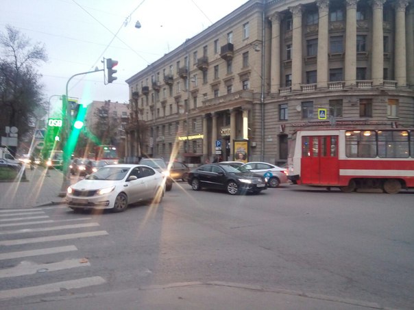 Перекресток Большого Сампсониевского и 1-го Муринского. Девушка на WV притерлась к трамваю. Проезд з...