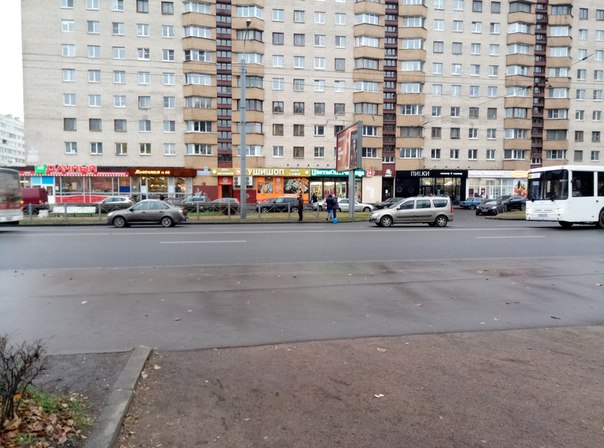 Ларгус догнал Гранту на проспекте Ветеранов 110 перед перекрестком Солдата Корзуна в сторону метро.