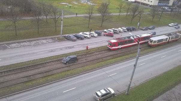 На Ярослава Гашека 16, 62-ой и 45-ый трамваи выбыли из графика до приезда крана-эвакуатора