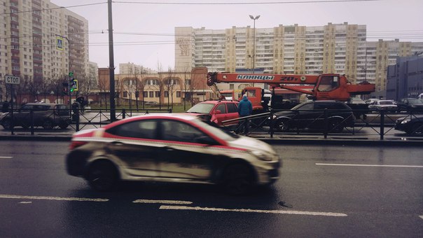 На Ленинском проспекте 100. 16.11.2017. водитель не справился с управлением перед пешеходным переход...