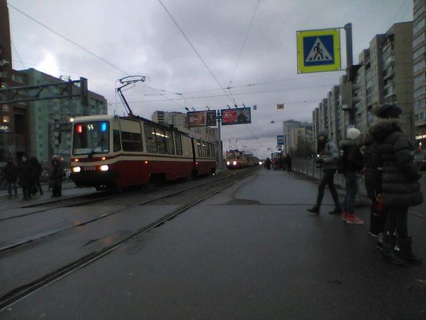 Авария около станции метро Комендантский проспект машины врезались на трамвайных путях, все трамваи ...