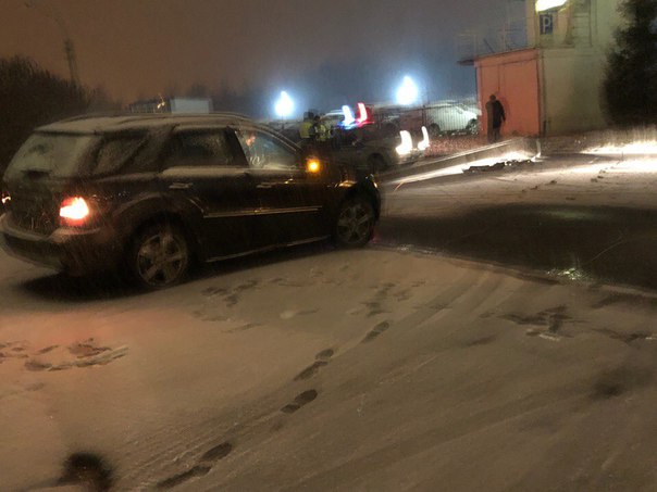 В Приморском районе на Глухарской улице , Пьяный водитель на BMW врезался в столб