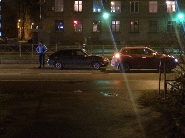 На Кантемировской 27, стоят четвернтый час, ждут ГИБДД, день милиции (полиции) зашёл