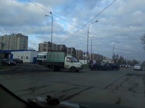 Nissan решил побыстрее выехать с заправки на Карпатскую улицу, но приехал в Ладу "Х"-рэй.