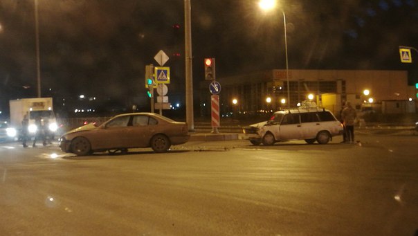 ДТП на перекрестке Доогоозерной и Парашютной, по направлению к Комендантскому