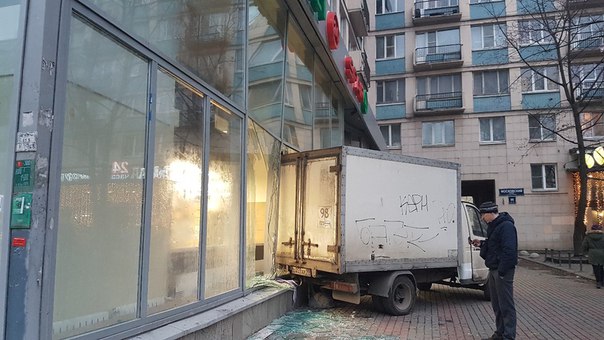 «Газель» въехала в витрину магазина "Spar" на Московском проспекте 86. Магазин временно не работает ...