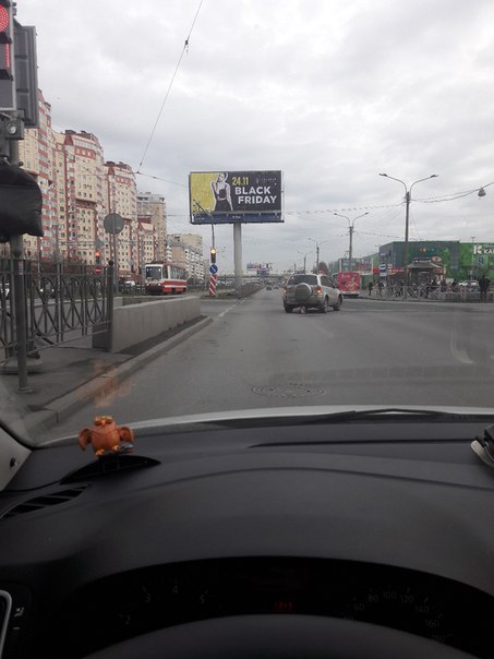 Второго участника ДТП на перекрестке Савушкина и Яхтенной не видно.. Проезду мешает