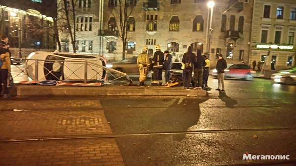 Сейчас в 18:43 перевёрнутый автомобиль на перекрёстке Кронверского и Каменноостровского проспекта.