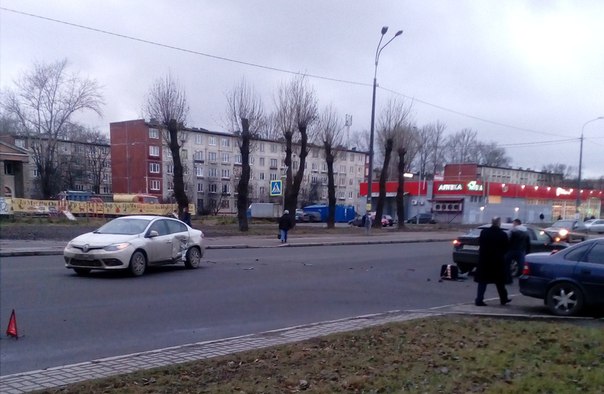 Веста и Флюэнс устроили ДТП на улице Седова, рядом с Белевским проспектом , проезду особо не мешают