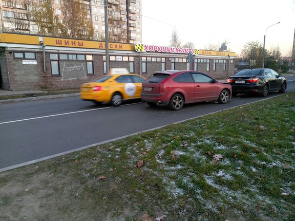 2.11.2017 в 16:24 Toyota Камри выезжала от дома №4 на Новоколомяжский проспект напротив шиномонтажа,...