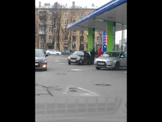 Авария прям на заправки Neste на Малом проспекте Васильевского острова 68.