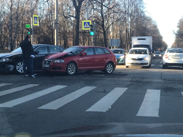 Дтп в Пушкине: Оранжерейная улица и Октябрьский бульвар! Стоят бумажками трясут перед лицами.