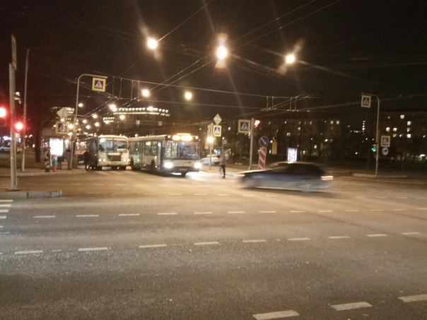 На Стачек,в сторону метро Автово на перекрестке с ул. Зенитчиков стоят два автобуса на правом и сред...