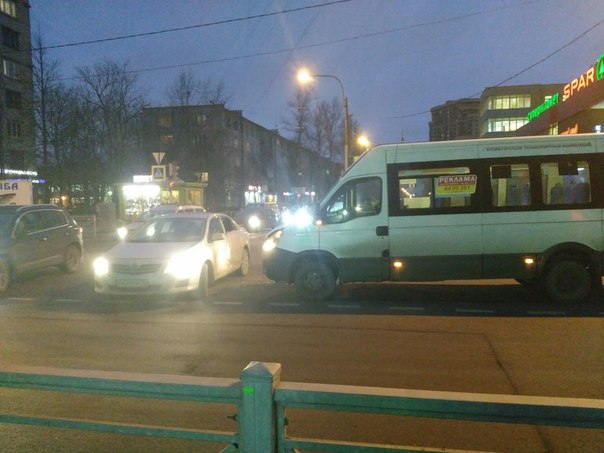 На пересечении Звёздной и Пулковской улиц затруднено движение, которое итак идёт плотно в это время ...