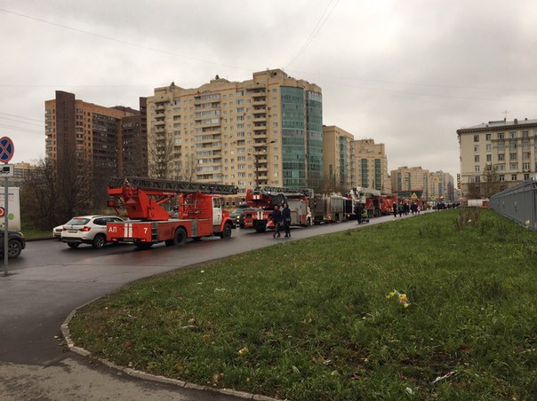Говорят, что то загорелось в Национальной библиотеке. Пожарные машины стоят на Варшавской. В связи с...