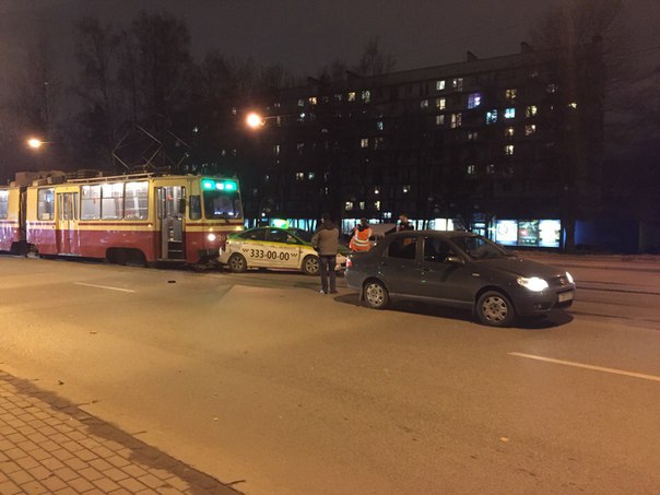 Трамвай поймал тaксoвичкова на Энгельса в строну метро Озерки,