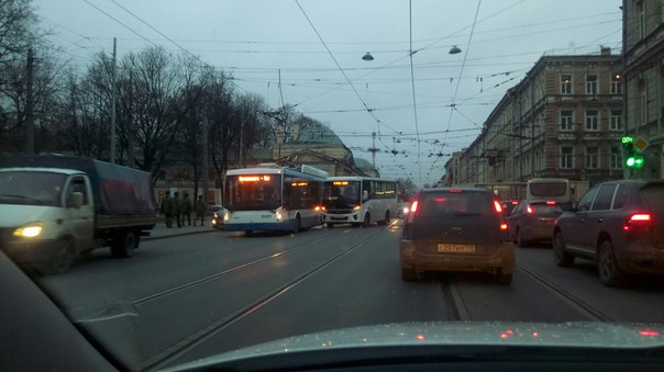 Маршрутка задела троллейбус на улице Академика Лебедева, выезжая с Комсомола,