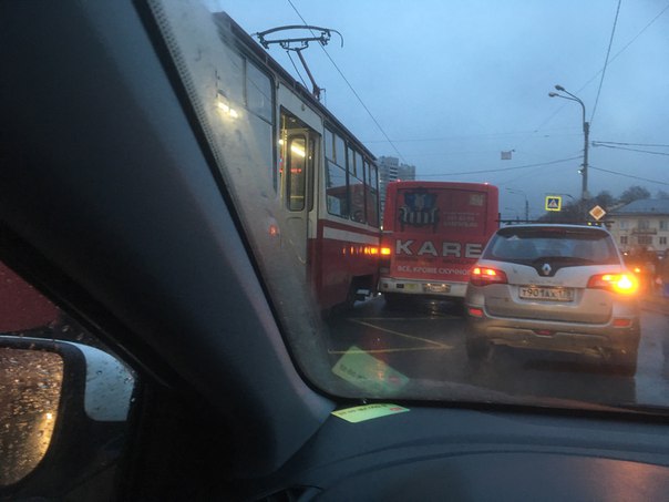 На пр. Науки, прямо перед светофорном у метро Академическая сцепились маршрутка и трамвай.