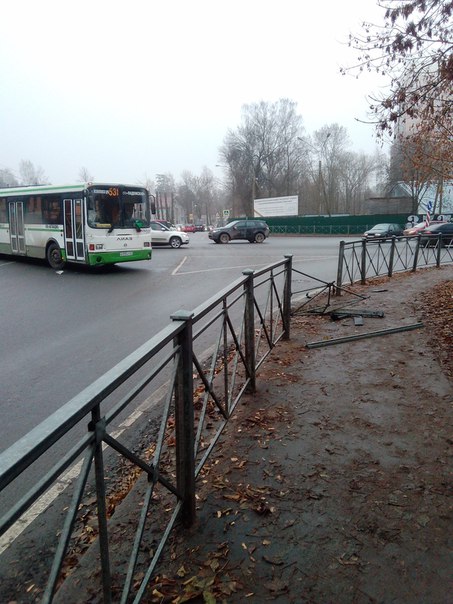 Во Всеволожске на Дороге Жизни, автобус прогнал микрушник за ограждение