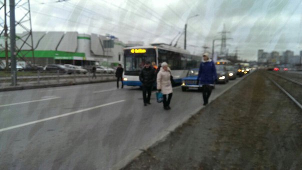 Троллейбус стукнулся у м. Пионерская. Пассажиры продолжили путь пешком.
