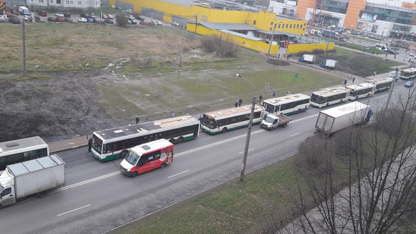 Обычная авария на Энтузиастов 28 копят 77-ые автобусы. Можно их не ждать...