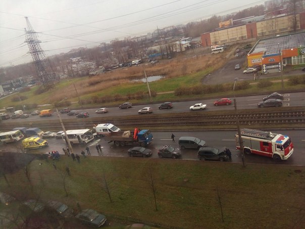 На Ириновском проспекте маршрутка врезалась в грузовой автомобиль