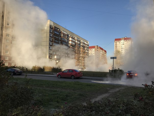 Во дворе дома 19 на Пятилеток, из-за прорыва трубы сауна